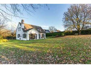 Couture : Fermette 3 CH – 3 SDB  orient. S-O  en fond de rue