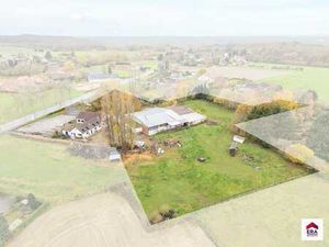 Magnifique taverne + maison+ hangar et terrains à vendre