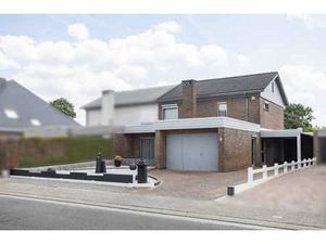 HOB avec grand garage situé dans un quartier résidentiel cal