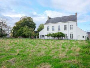 Karaktervolle voormalige pastorie met tuin in het hart va...