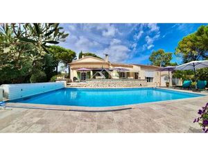 Villa 7 pièces – 5 chambres – Piscine 10x5 m – Terrain 1900 m² – Saint-Privat-des-Vieux