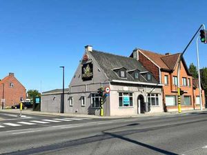 Emplacement commercial idéal avec parking