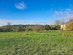 Magnifique terrain dans un environnement dégagé et proche de