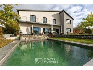 Propriété contemporaine aux lignes épurées et sa piscine