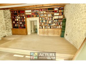 Maison de village en pierre.