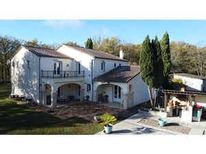 Villa avec piscine sans voisins   3 salle de bains  4 chambr