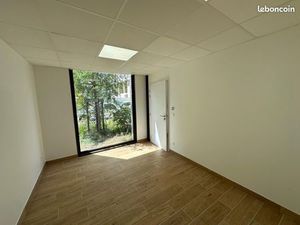 A louer local amenage neuf a villeurbanne - quartier carre de soie