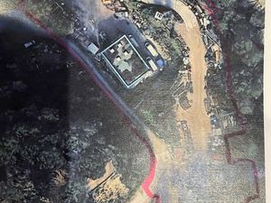 Loue terrain + batiment