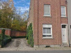 Maison d'habitation semi-mitoyenne- 3 chambres-double garage