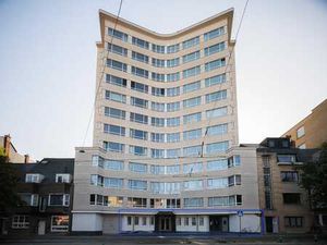 Kantoorruimte met groot volume op wandelatsand van het st...