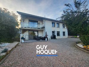 Maison familiale avec piscine  espace local professionnel avec terrain clos.