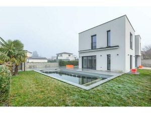 Maison de 8 pièces de 246 m² située à Montanay