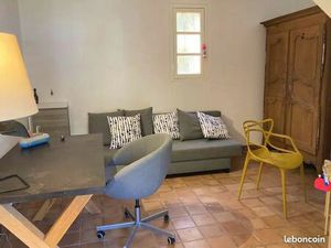 Loue Chez l’habitant : un 2 pièces meublé dans la nature - 28 ²  Châteauneuf-le-Rouge (13)