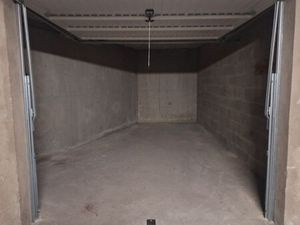 Grand garage fermé 19 m² dans résidence sécurisée à Gières