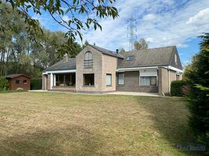 Achterin gelegen landhuis met boomgaard