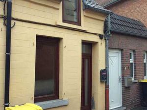 Jolie petite maison de rangée avec jardin