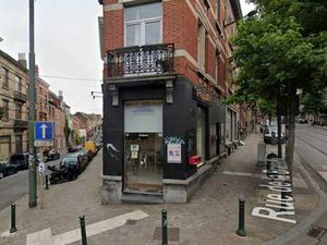 Rez-de-chaussée commercial à louer.