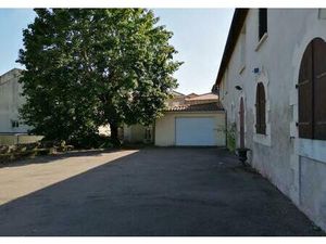 Maison de ville historique de 290 m² à rénover  avec double garage et vues sur la Vienne