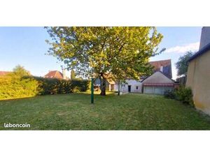 Maison ancienne dans village calme