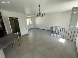 F2 centre ville  chambre en souplex