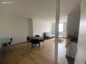 Grand T2 50 m2 entièrement rénové place Blossac en hyper centre