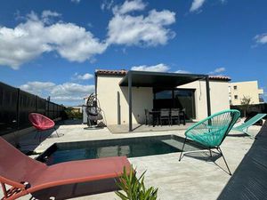 Maison récente de plain-pied avec piscine