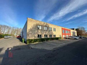 Magazijn met kantoor te huur in Kortrijk