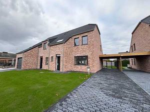 Nieuwbouwwoning met drie slaapkamers + carport