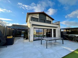 Maison contemporaine de 2021 avec piscine et superbe vue sur la base nautique de Montrevel