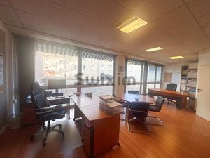 Bureau lumineux avec vitrine XXL sur axe ultra passant -- vis