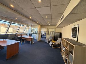 Bureaux lumineux  bien placé  à 2 pas du Jean Jaurès