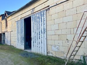 Saumur Sud à 10 km de la zone commerciale : Ensemble grange en pierre à aménager  hangar  