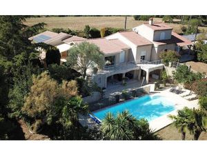 Maison de 7 pièces d'environ 220 m²