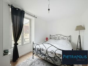 Immeuble avec un appartement et un local commercial loués