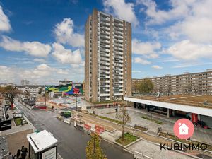 Au pied du Métro 11