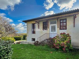 Élégante demeure bourgeoise avec piscine et vue dominante su