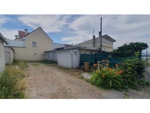 Terrain constructible de 463 m² avec 10 boxes + un studio