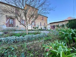Maison de maître en pierre mitoyenne à rénover avec un grand grenier et dépendances : beau