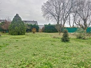 Terrain idéalement situé dans Esvres  libre constructeur