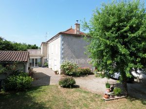Maison charentaise de 170 m² avec 4 ou 3 chambres avec bureau sur la commune de TAPONNAT F