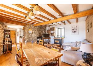 Ancien presbitère rénové en maison ou chambres d'hôtes à la montagne