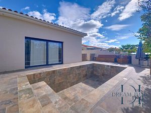 Villa de plain-pied avec piscine et garage