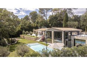 Mas en pierre de 300m2 sur terrain de 2500m2 proche du village de Valbonne