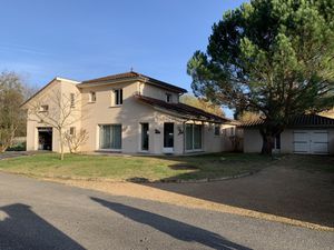 LA VERPILLIERE - MAISON 170 m² 3 CHAMBRES POSSIBILITE 4 AVEC GARAGE ET ANNEXES SUR UN TERR