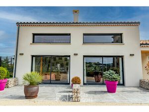 En Ardèche  maison de village contemporaine et insolite.