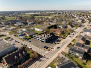 Veelzijdig kantoorgebouw met ruime parking op 2433 m²