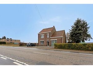 Op te frissen gezinswoning met 3 ruime slaapkamers én veel potentieel in het centrale Kess