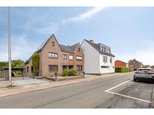 Halfopen gezinswoning met drie slaapkamers (mogelijkheid tot 4)  grote tuin en zonnepanele