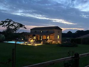 Demeure de prestige  piscine  gites  batiments et 23 hectares de terres agricoles groupées