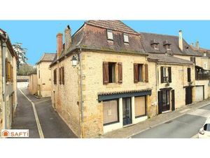 Cet immeuble séduit par le charme de la pierre  sa surface généreuse et son fort...